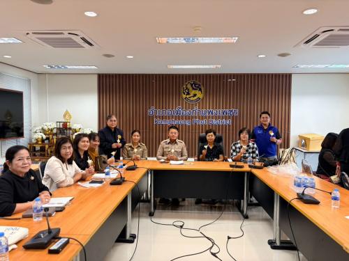 พช.เมืองกำแพงเพชร ร่วมให้กำลังใจกลุ่มสตรีประดิษฐ์ดอกไม้จันทน์พระราชทาน